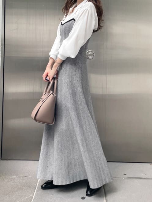 その他のワンピース、ブラック系のローファー、ブラウン系のハンドバッグを着用したレディースの夏コーディネートの3枚目の写真