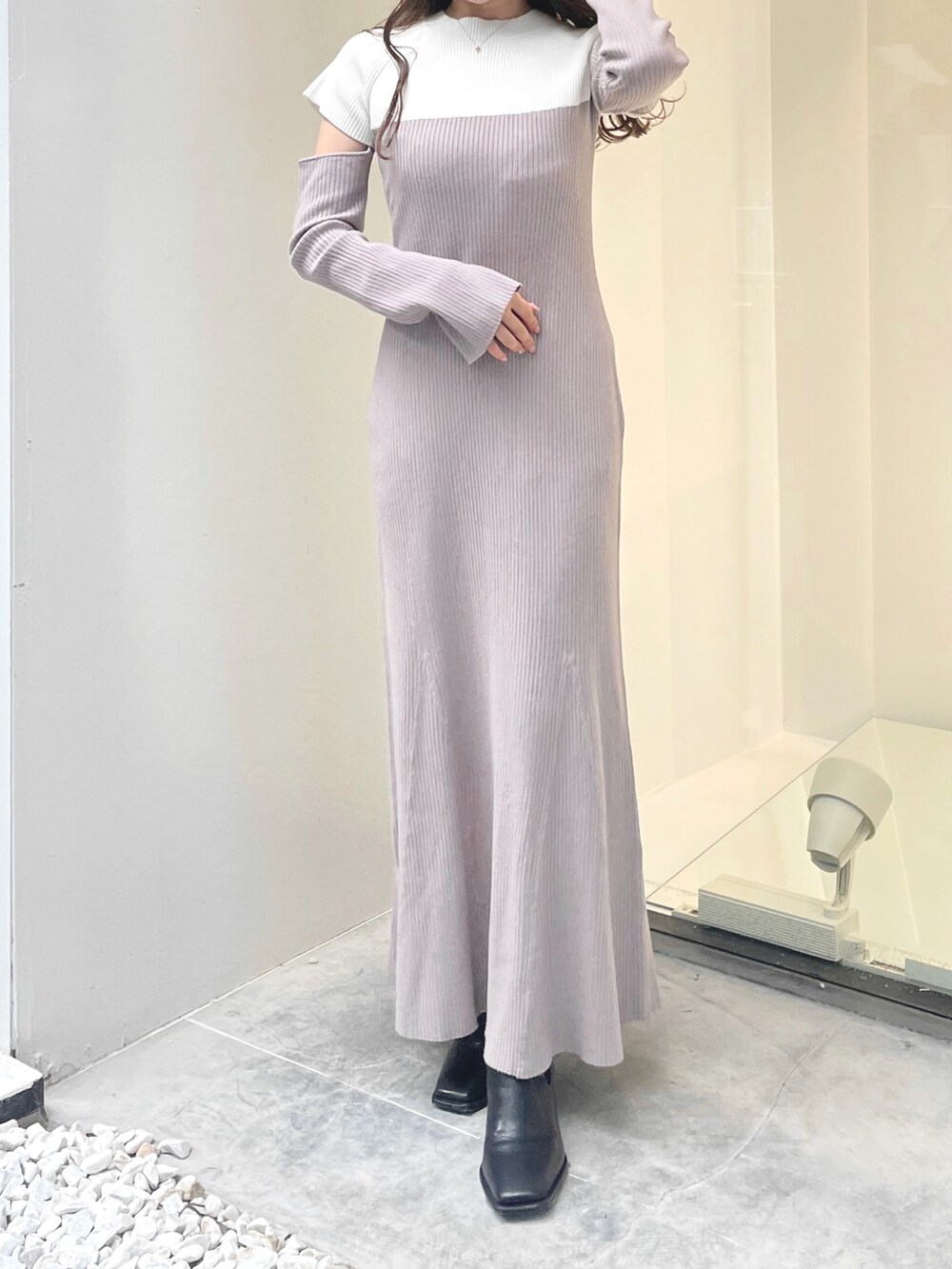 ベージュ系のワンピース、ブラック系のブーツを着用したレディースの秋コーディネートの3枚目の写真