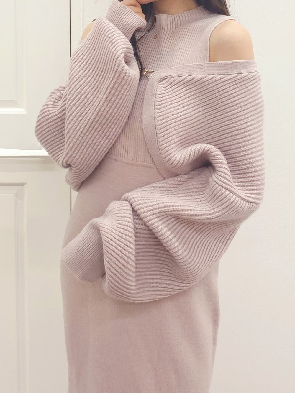 ブラック系のブーツ、ピンク系のワンピースを着用したレディースの秋コーディネートの4枚目の写真