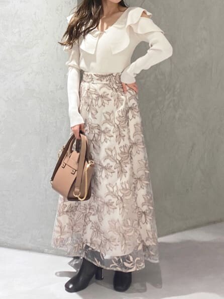 ブラウン系のハンドバッグ、ホワイト系のニット/セーター、ピンク系のスカートを着用したレディースの秋コーディネートの8枚目の写真