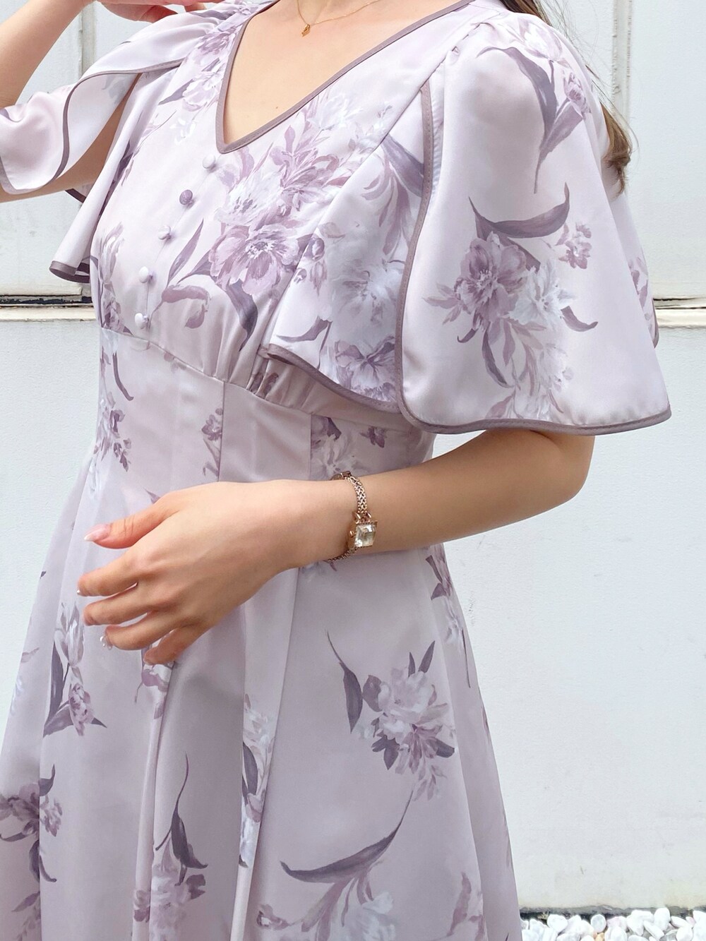 ピンク系のワンピース、ホワイト系のブーツを着用したレディースの夏コーディネートの5枚目の写真