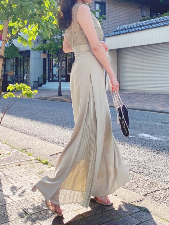 グリーン系のワンピース、ベージュ系のサンダルを着用したレディースの夏コーディネートの6枚目の写真