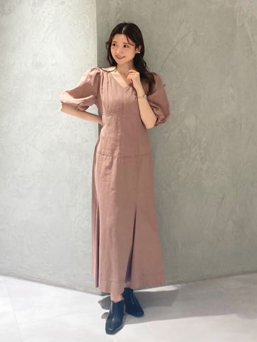 ブラック系のサンダル、ピンク系のワンピース、ブラック系のサンダルを着用したレディースの夏コーディネートの9枚目の写真