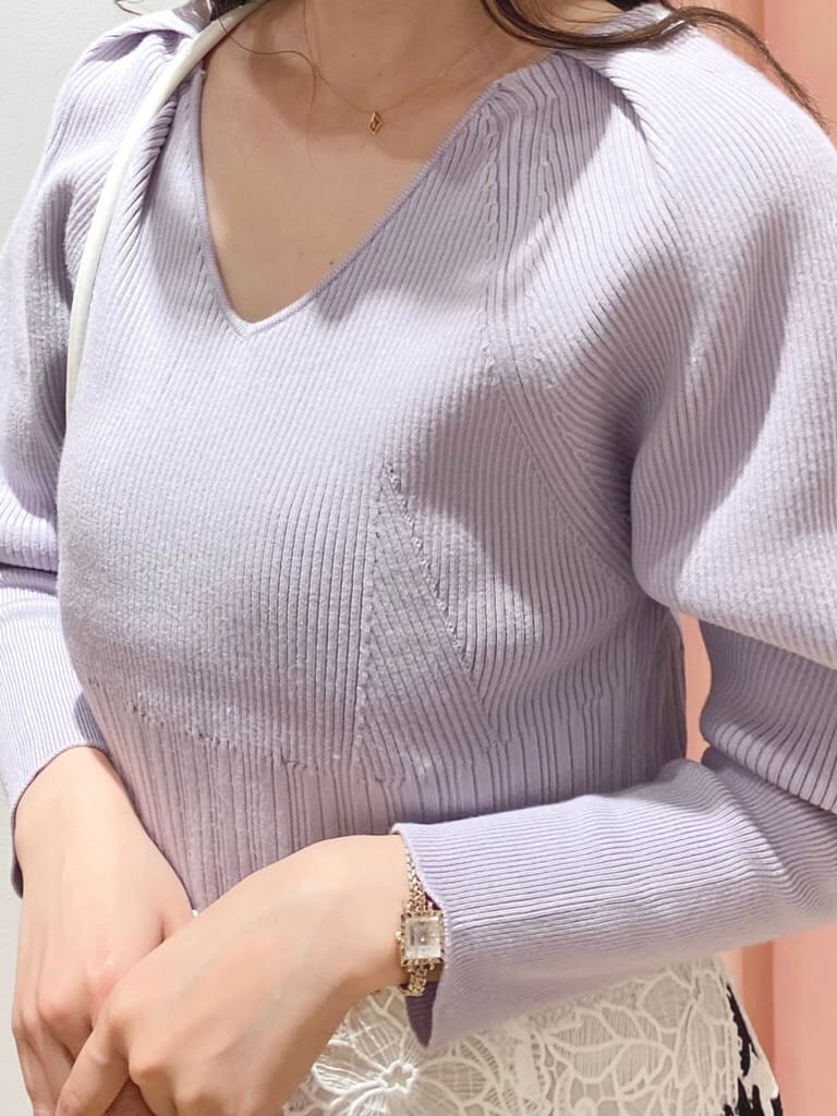 ホワイト系のその他シューズ、ホワイト系のスカート、パープル系のニット/セーターを着用したレディースの秋コーディネートの4枚目の写真