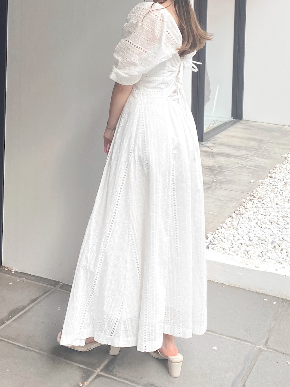 その他のサンダル、ホワイト系のワンピースを着用したレディースの夏コーディネートの2枚目の写真