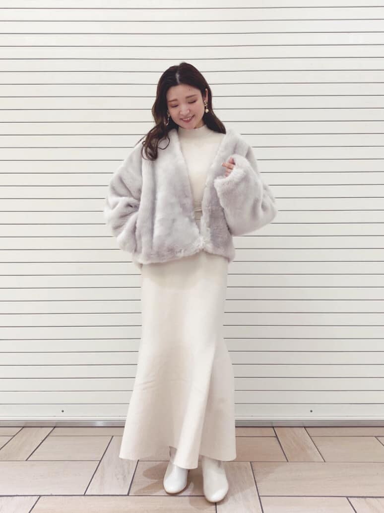 グレー系のその他アウターを着用したレディースの秋コーディネートの2枚目の写真