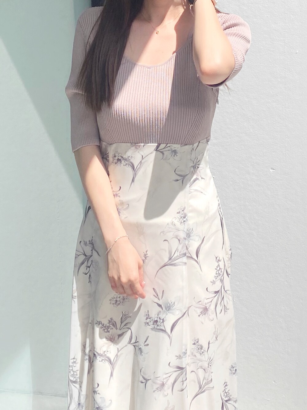 ベージュ系のワンピース、ホワイト系のサンダルを着用したレディースの夏コーディネートの3枚目の写真