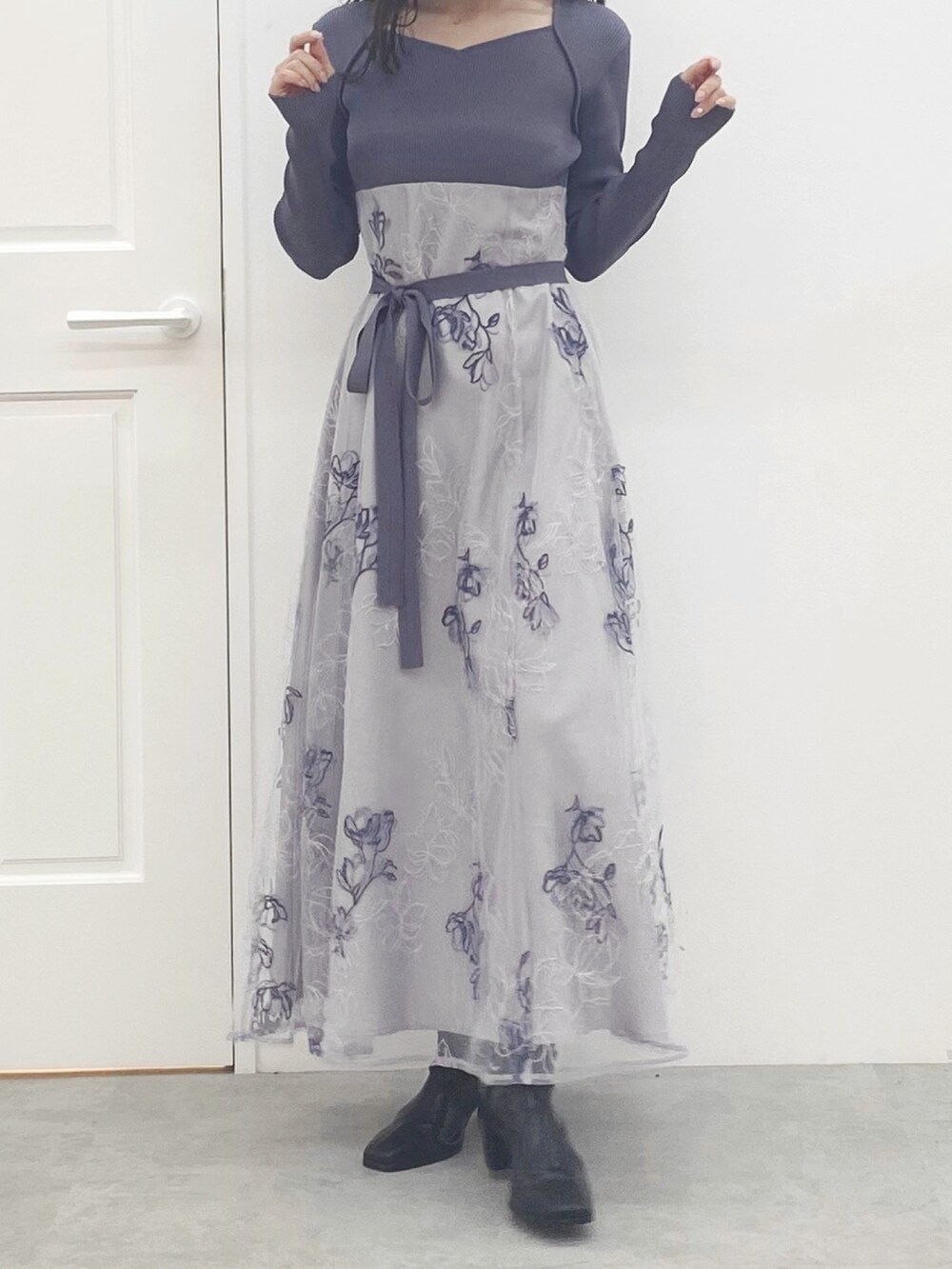 ブラック系のブーツ、パープル系のワンピースを着用したレディースの秋コーディネートの2枚目の写真