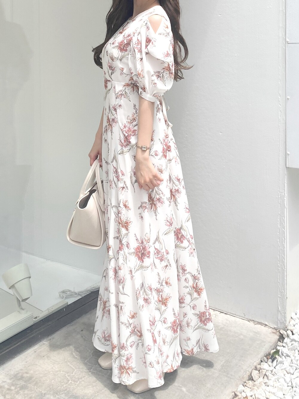 ホワイト系のブーツ、ホワイト系のワンピースを着用したレディースの秋コーディネートの3枚目の写真