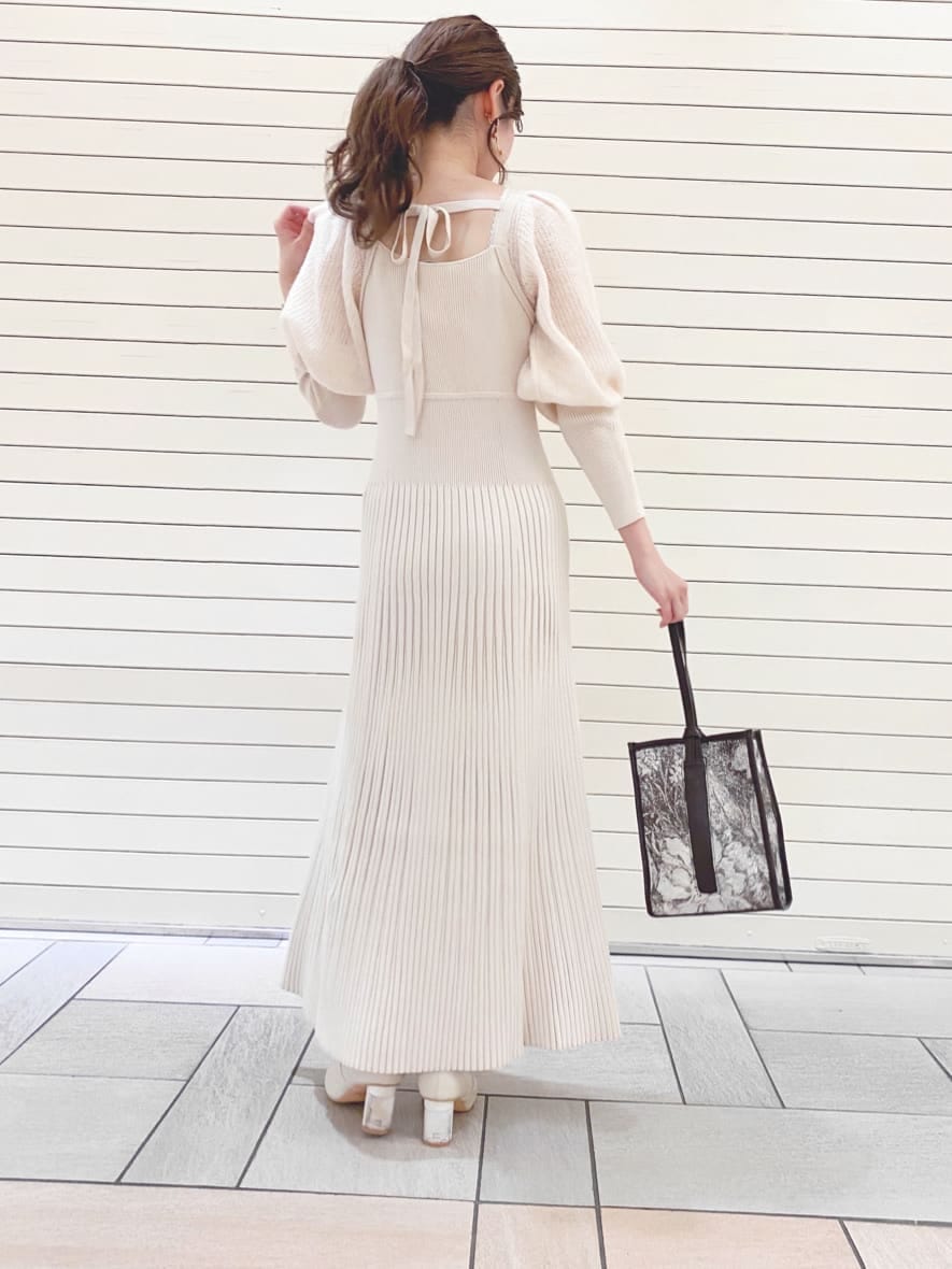 ブラウン系のハンドバッグ、ホワイト系のワンピースを着用したレディースの秋コーディネートの6枚目の写真