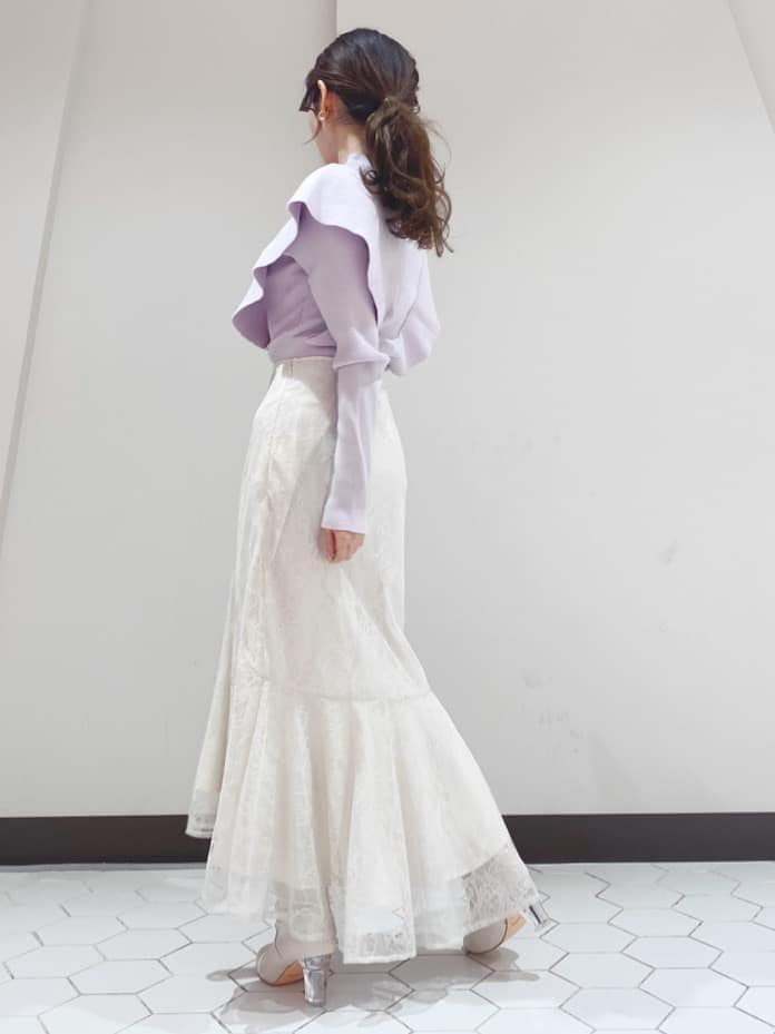 ホワイト系のスカート、パープル系のニット/セーターを着用したレディースの冬コーディネートの7枚目の写真