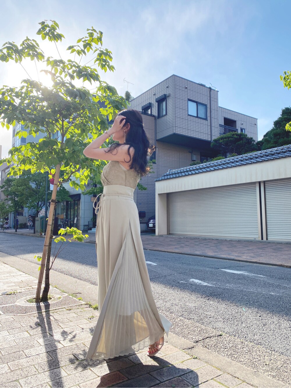 グリーン系のワンピース、ベージュ系のサンダルを着用したレディースの夏コーディネートの7枚目の写真