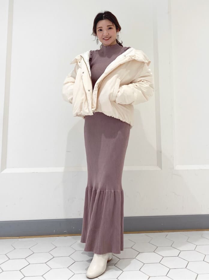 ホワイト系の福袋/福箱を着用したレディースの秋コーディネートの5枚目の写真