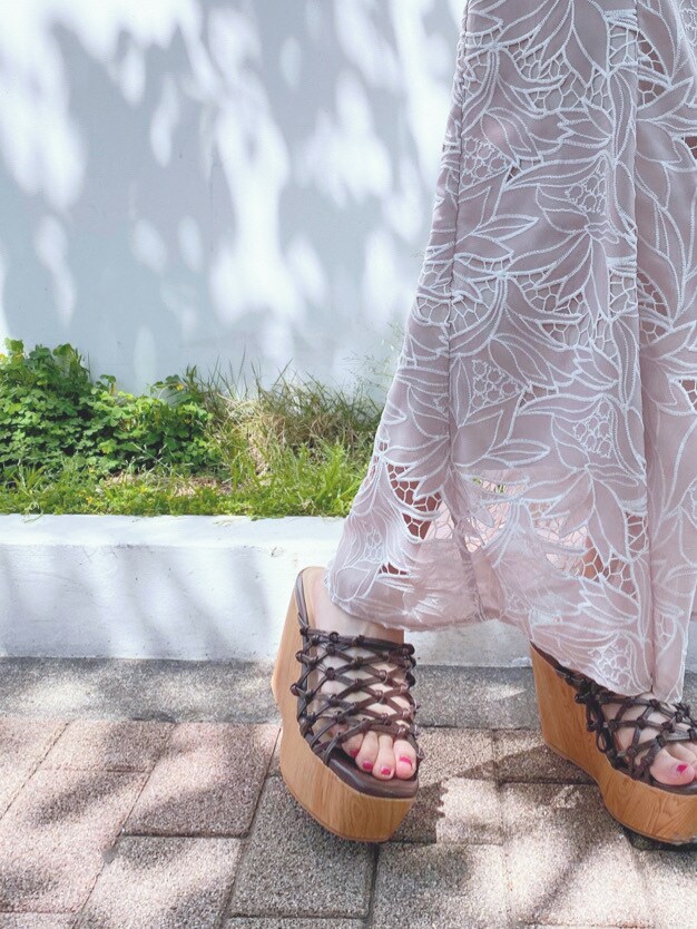 ベージュ系のワンピース、ブラウン系のサンダルを着用したレディースの夏コーディネートの6枚目の写真