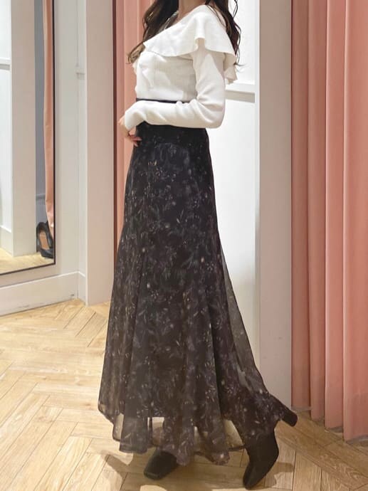 ブラック系のブーツ、ホワイト系のニット/セーター、ブラウン系のスカートを着用したレディースの秋コーディネートの5枚目の写真