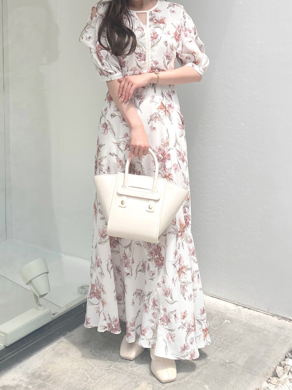 ホワイト系のブーツ、ホワイト系のワンピースを着用したレディースの秋コーディネートの2枚目の写真