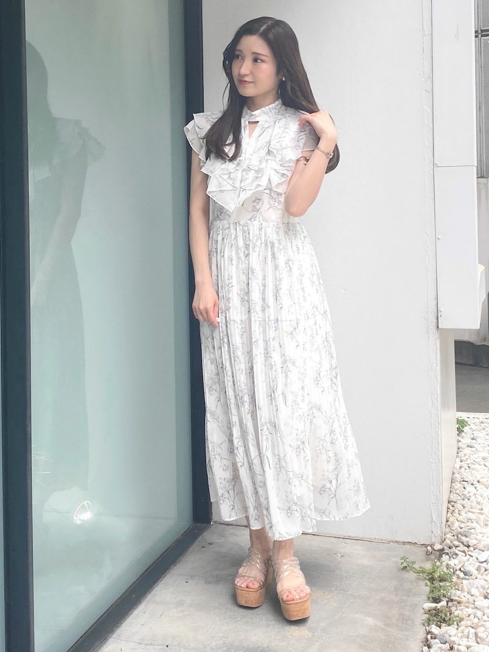 その他のサンダル、ホワイト系のワンピースを着用したレディースの夏コーディネートの3枚目の写真