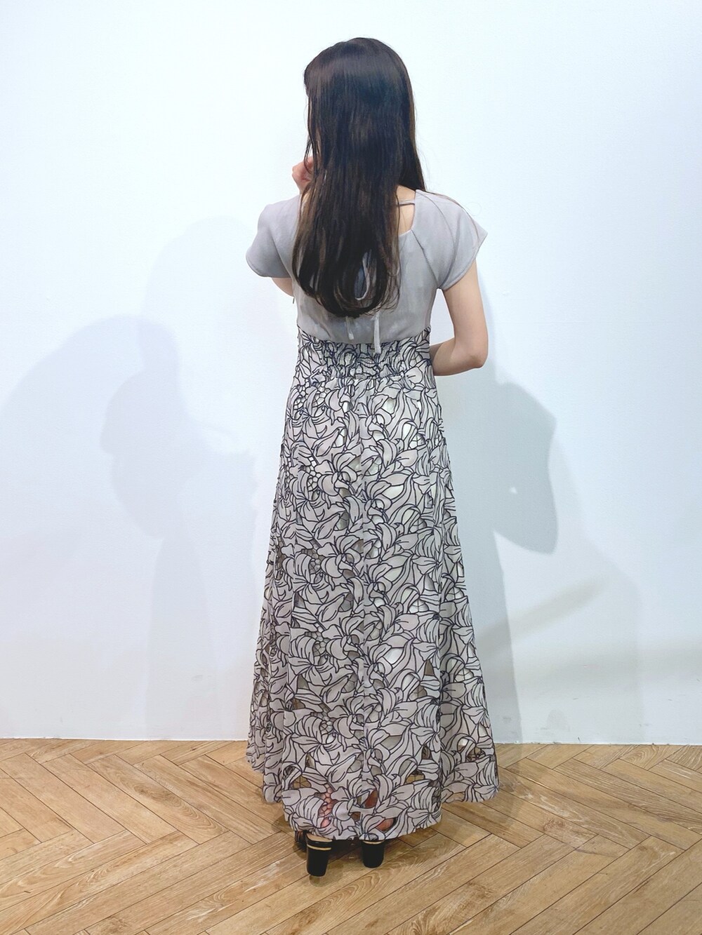 ブラック系のサンダル、ベージュ系のワンピースを着用したレディースの夏コーディネートの6枚目の写真