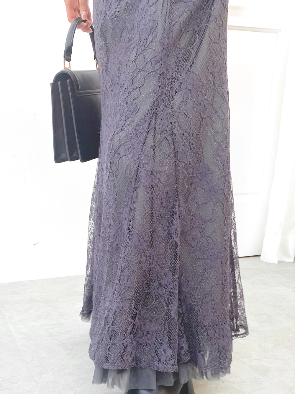 ホワイト系のニット/セーター、ブラック系のブーツ、グレー系のスカートを着用したレディースの秋コーディネートの7枚目の写真