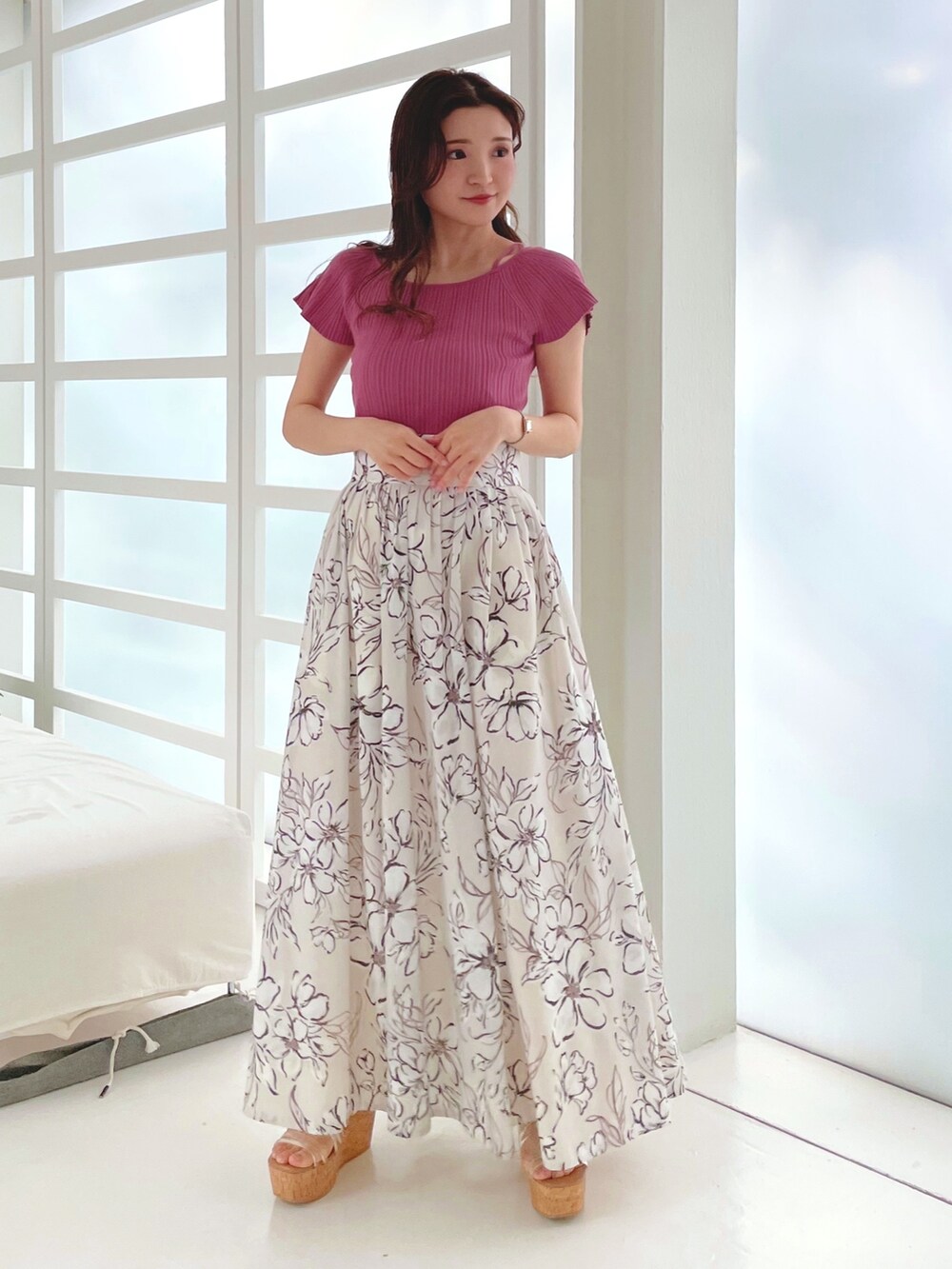 ピンク系のニット/セーター、ホワイト系のスカート、その他のサンダルを着用したレディースの夏コーディネートの2枚目の写真