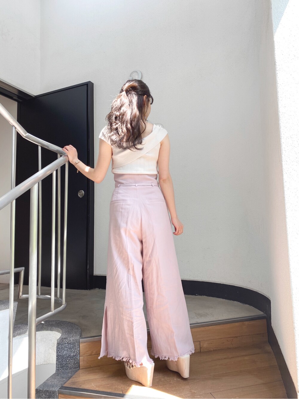 ホワイト系のサンダル、ピンク系のその他パンツ、ホワイト系のニット/セーターを着用したレディースの春コーディネートの3枚目の写真