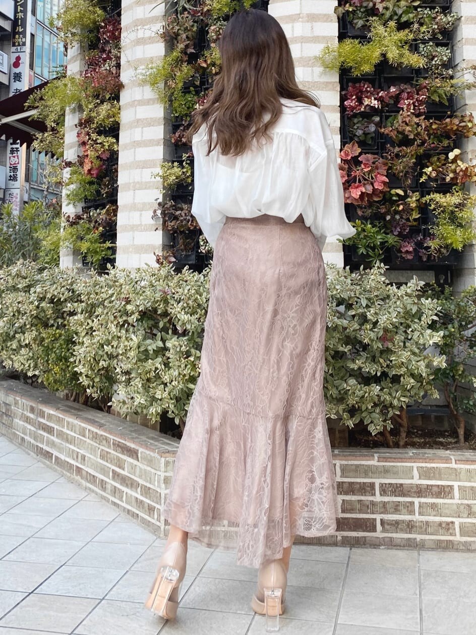 ホワイト系のシャツ/ブラウス、ブラウン系のスカートを着用したレディースの冬コーディネートの9枚目の写真