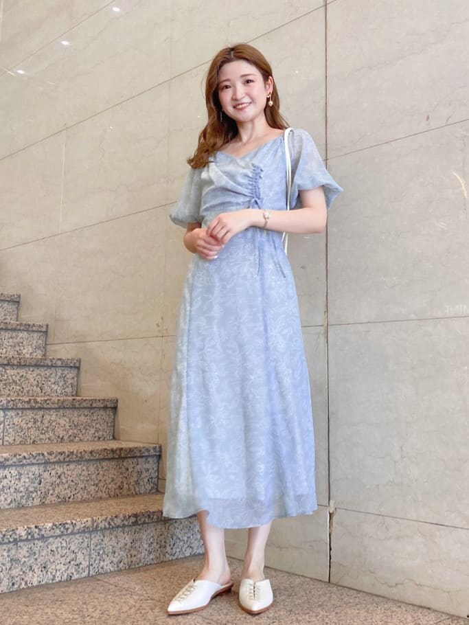 ホワイト系のサンダル、グリーン系のワンピース、ホワイト系のハンドバッグを着用したレディースの夏コーディネートの8枚目の写真