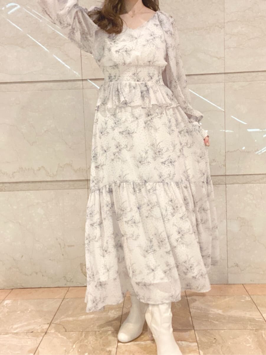 ホワイト系のその他シューズ、ベージュ系のワンピースを着用したレディースの冬コーディネートの3枚目の写真