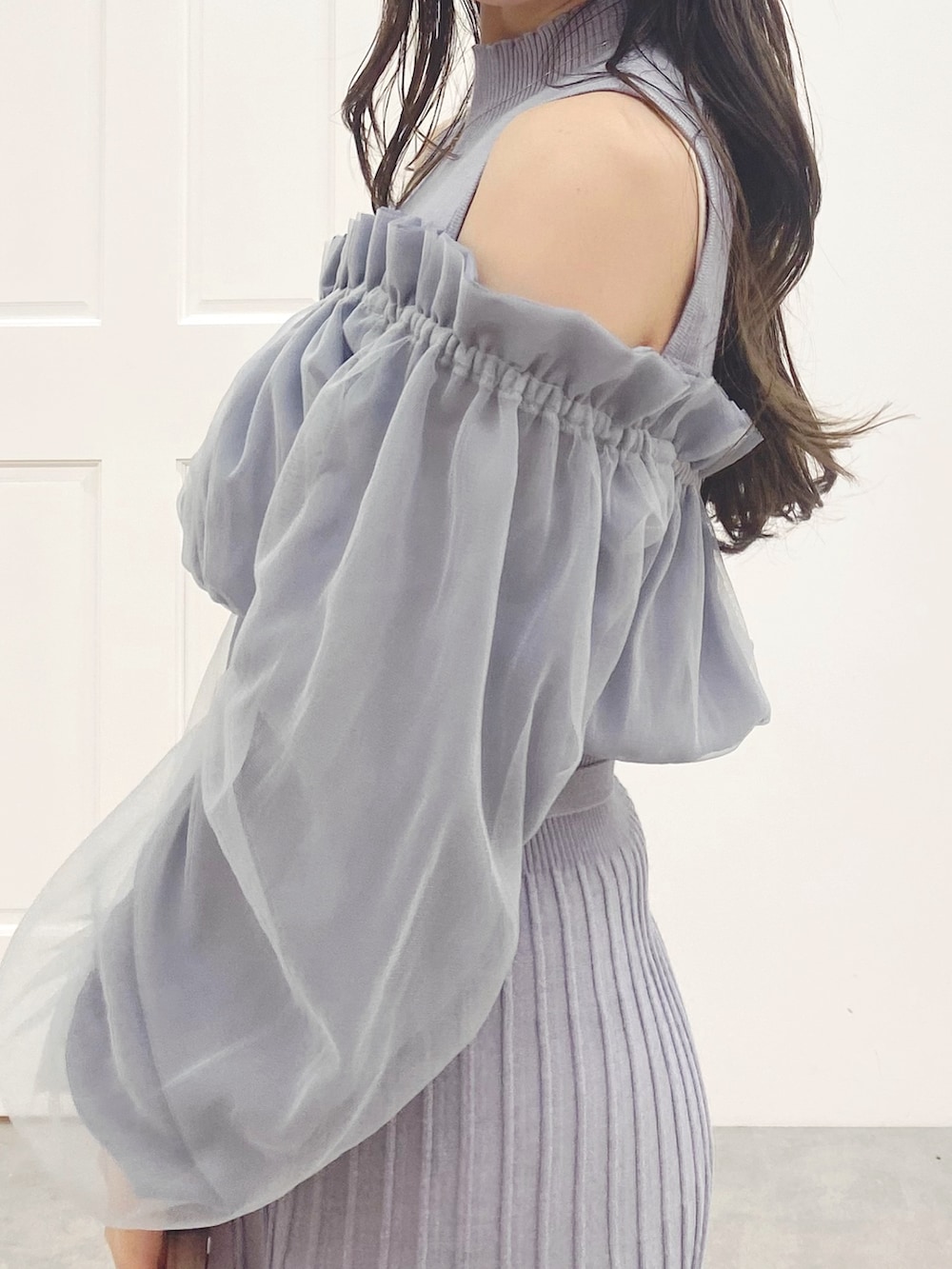 ブラック系のブーツ、ホワイト系のハンドバッグ、ブルー系のワンピースを着用したレディースの秋コーディネートの6枚目の写真