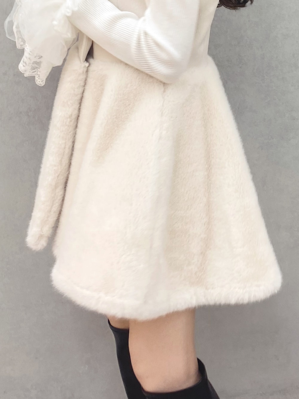 ブラック系のブーツ、ホワイト系のワンピース、ホワイト系のニット/セーターを着用したレディースの秋コーディネートの5枚目の写真