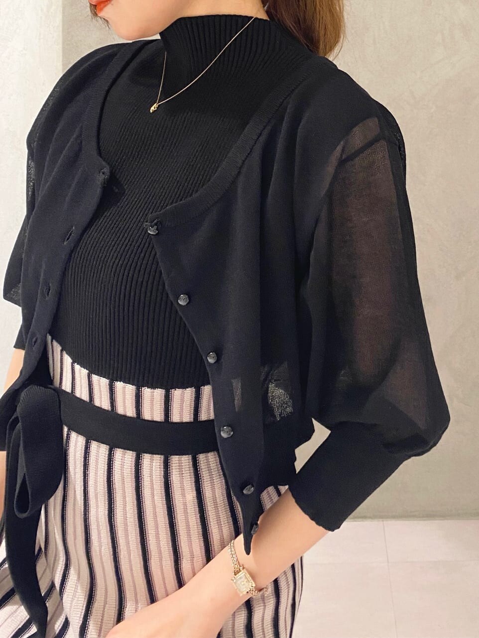 その他のサンダル、ブラック系のワンピース、ブラック系のカーディガン/ボレロを着用したレディースの夏コーディネートの4枚目の写真