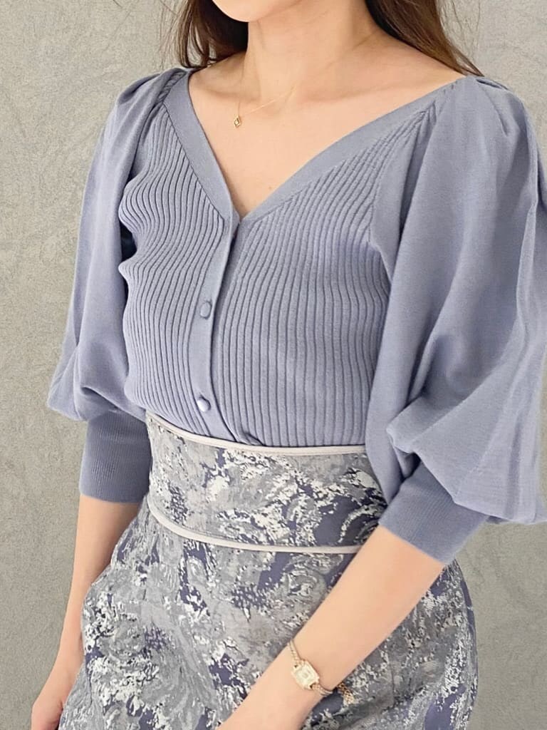 ブルー系のスカート、ブルー系のカーディガン/ボレロを着用したレディースの冬コーディネートの5枚目の写真