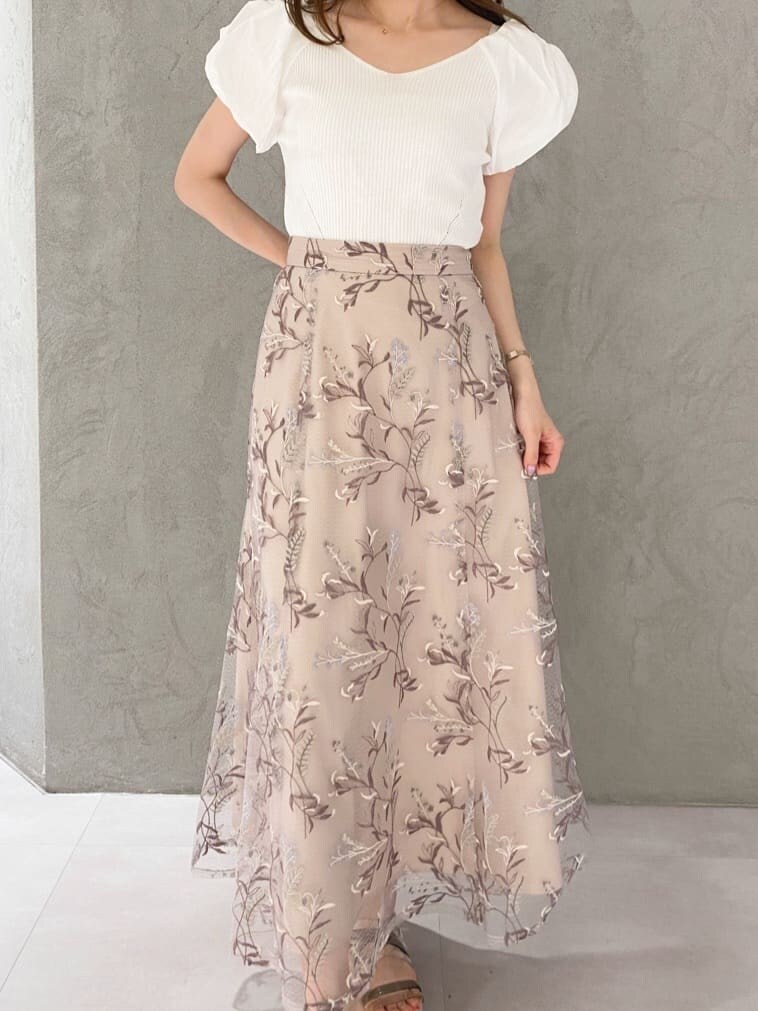 ピンク系のスカート、ホワイト系のニット/セーターを着用したレディースの春コーディネートの4枚目の写真