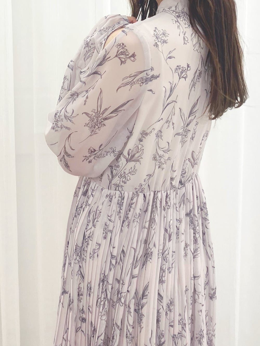 ホワイト系のハンドバッグ、ホワイト系のブーツ、ピンク系のワンピースを着用したレディースの秋コーディネートの7枚目の写真