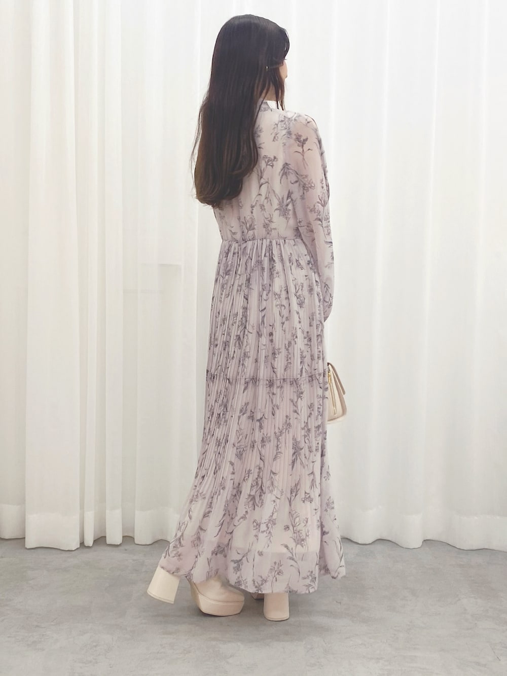 ホワイト系のハンドバッグ、ホワイト系のブーツ、ピンク系のワンピースを着用したレディースの秋コーディネートの8枚目の写真