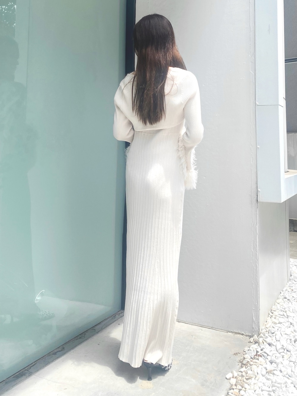 その他のパンプス、ホワイト系のワンピースを着用したレディースの秋コーディネートの5枚目の写真