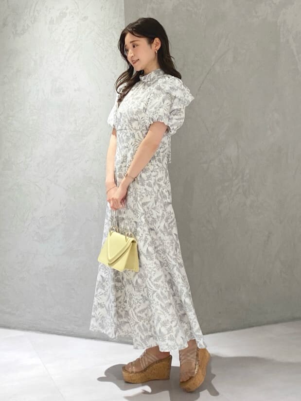 その他のサンダル、ホワイト系のワンピースを着用したレディースの春コーディネートの3枚目の写真