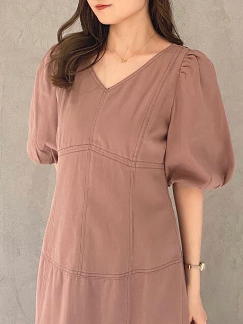 ブラック系のサンダル、ピンク系のワンピース、ブラック系のサンダルを着用したレディースの夏コーディネートの6枚目の写真