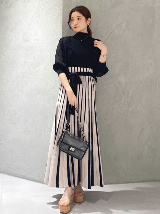 その他のサンダル、ブラック系のワンピース、ブラック系のカーディガン/ボレロを着用したレディースの夏コーディネートの2枚目の写真