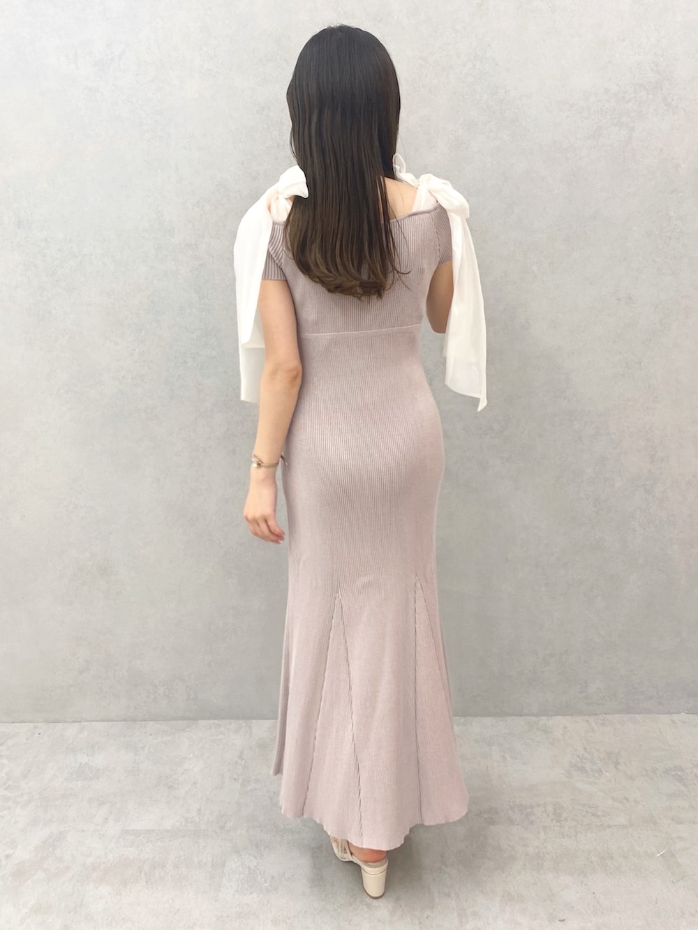 その他のサンダル、ベージュ系のワンピースを着用したレディースの夏コーディネートの5枚目の写真