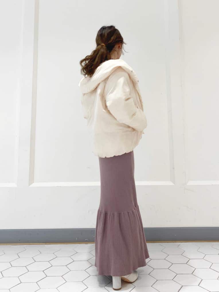 ホワイト系の福袋/福箱を着用したレディースの秋コーディネートの6枚目の写真