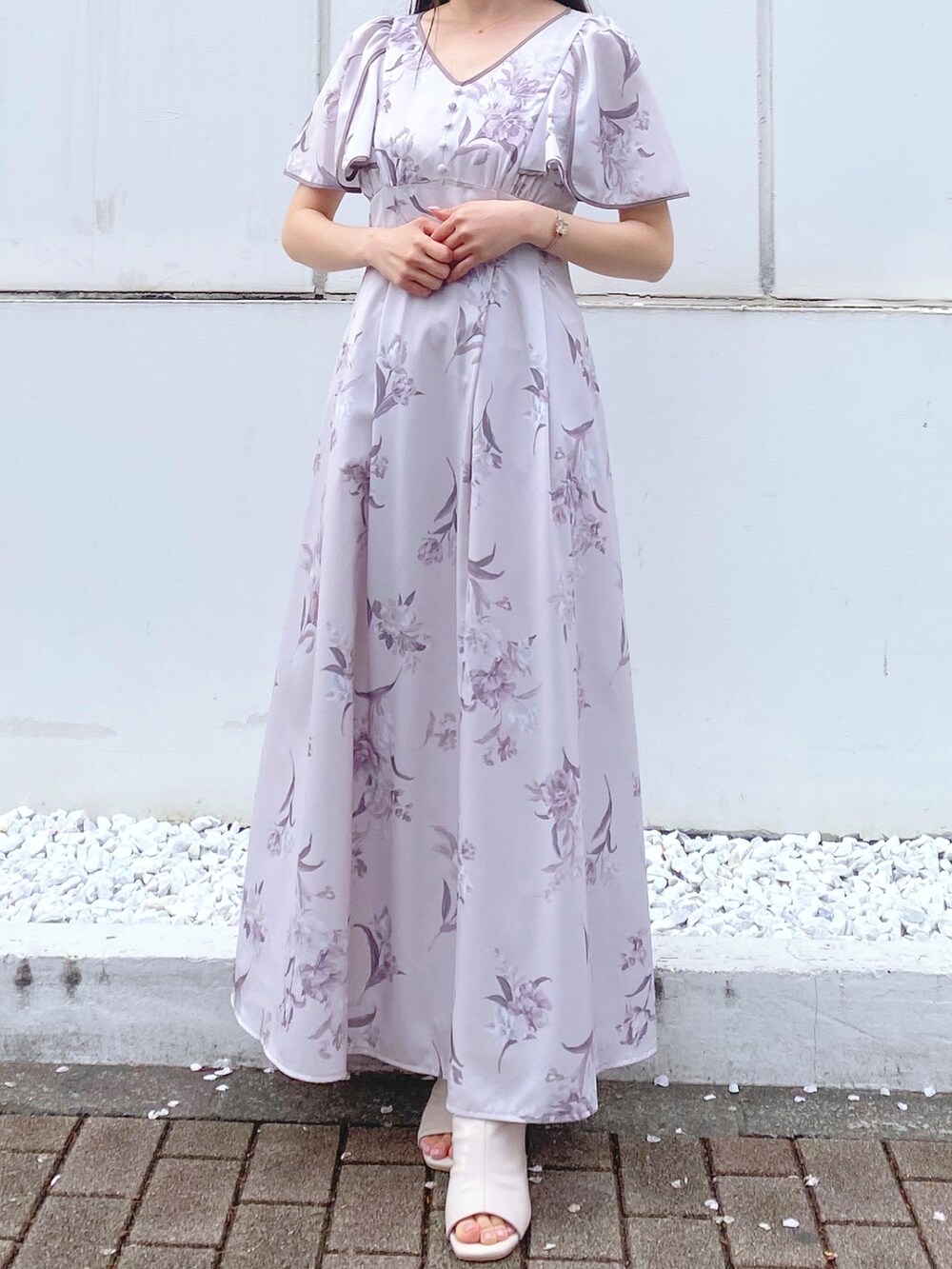 ピンク系のワンピース、ホワイト系のブーツを着用したレディースの夏コーディネートの3枚目の写真