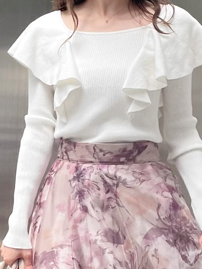 ホワイト系のハンドバッグ、ピンク系のスカート、ホワイト系のニット/セーターを着用したレディースの秋コーディネートの7枚目の写真