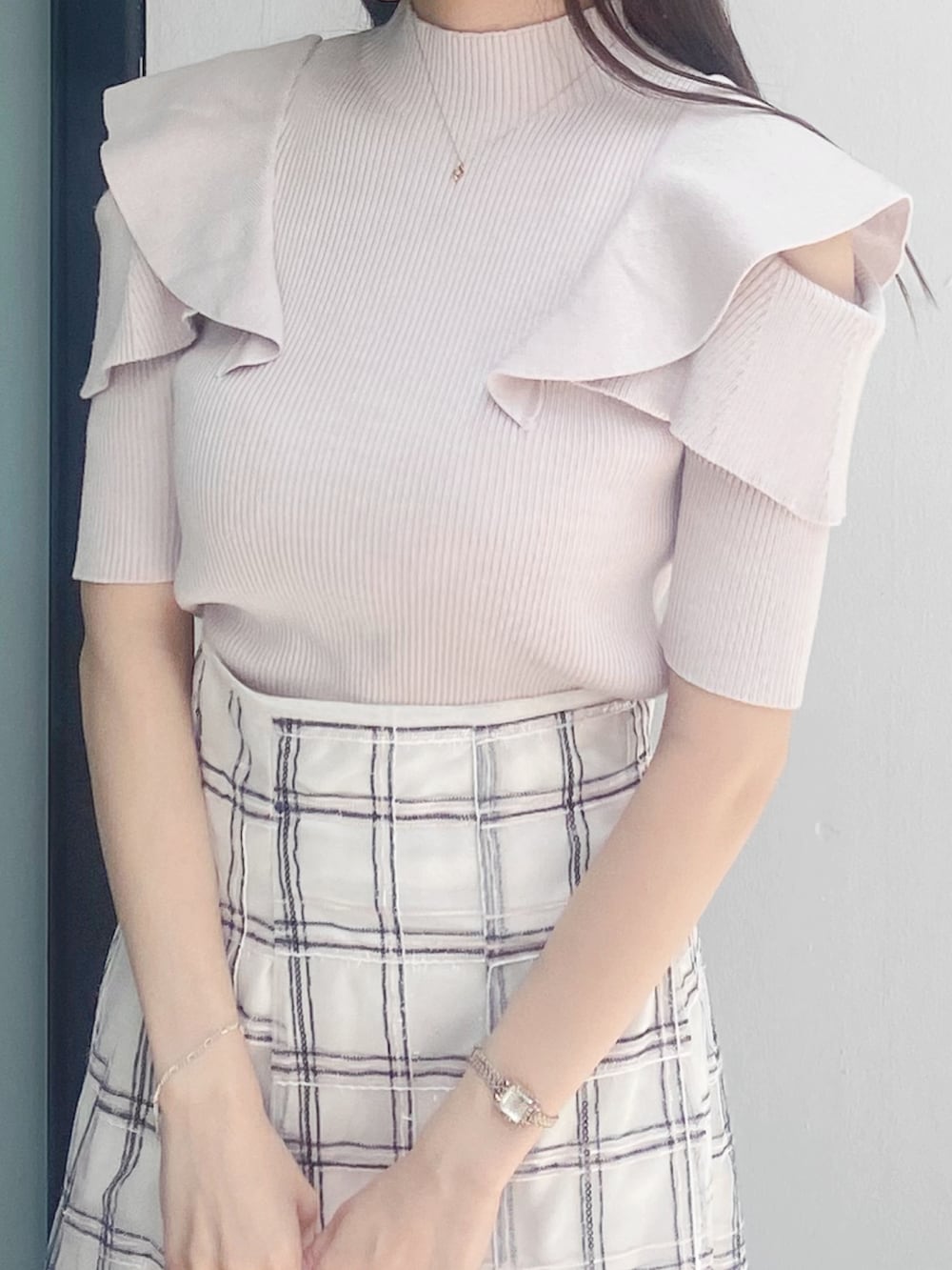 ホワイト系のサンダル、ホワイト系のハンドバッグ、ホワイト系のスカートを着用したレディースの夏コーディネートの5枚目の写真