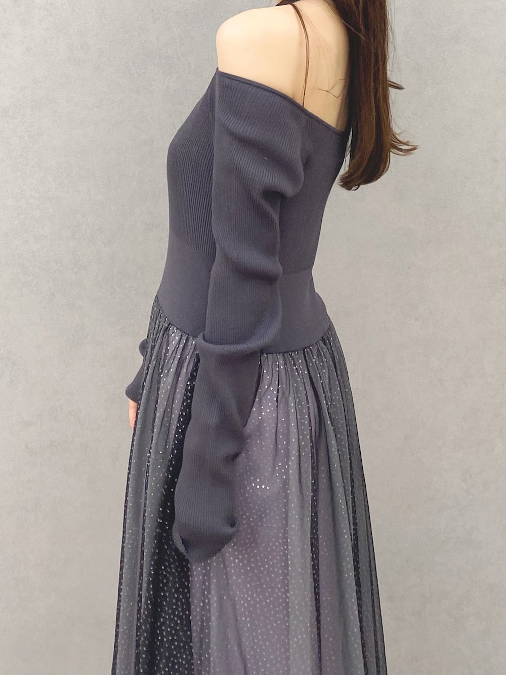 ホワイト系のブーツ、グレー系のワンピースを着用したレディースの秋コーディネートの6枚目の写真