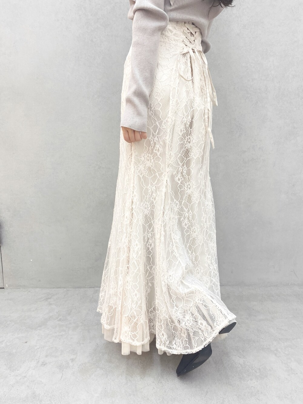 ブラック系のブーツ、ピンク系のニット/セーター、ホワイト系のスカートを着用したレディースの秋コーディネートの6枚目の写真