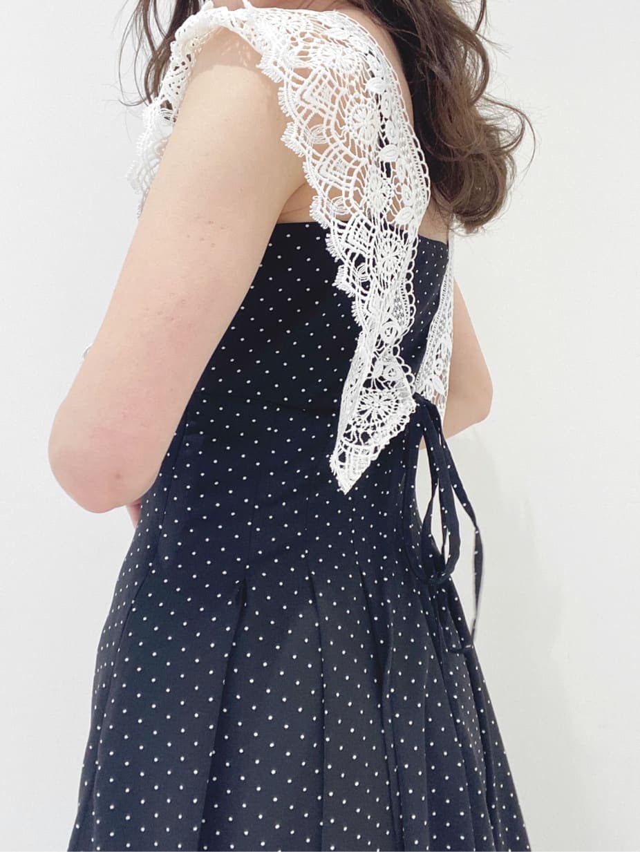 ブラック系のワンピース、その他のサンダルを着用したレディースの春コーディネートの5枚目の写真