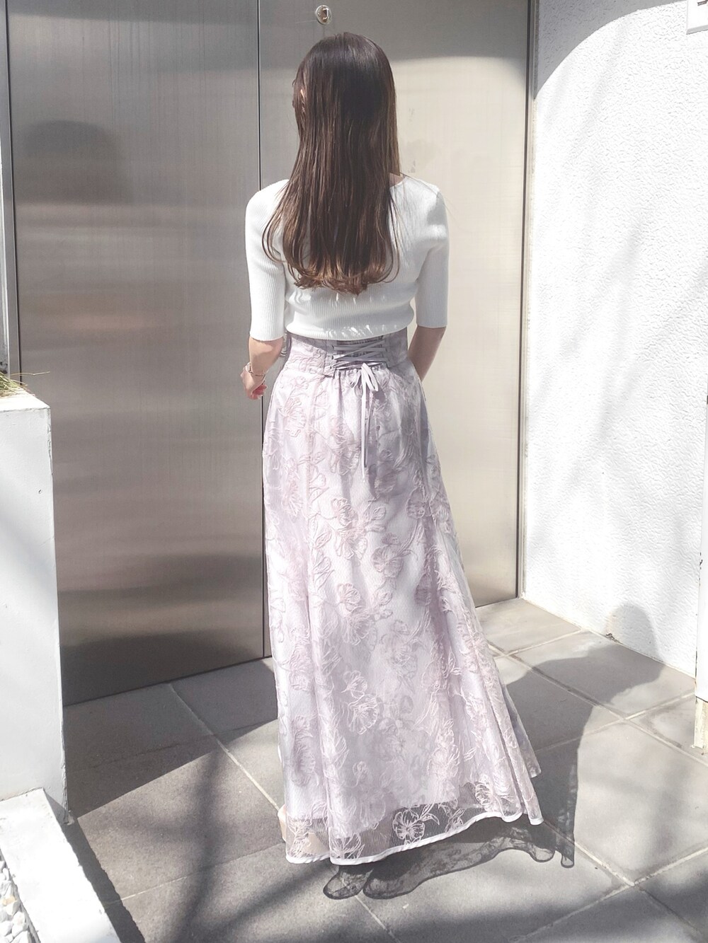 ホワイト系のニット/セーター、パープル系のスカート、その他のサンダルを着用したレディースの春コーディネートの8枚目の写真