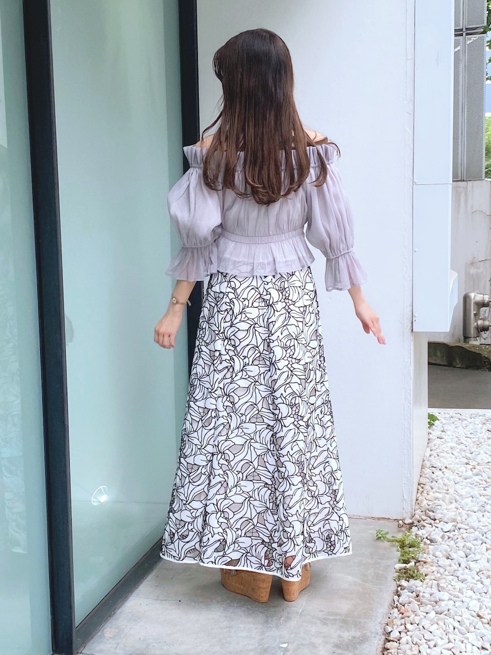 その他のサンダル、パープル系のシャツ/ブラウス、ホワイト系のスカートを着用したレディースの夏コーディネートの6枚目の写真