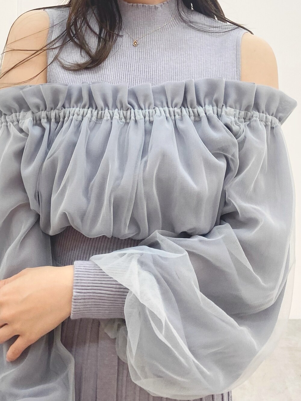 ブラック系のブーツ、ホワイト系のハンドバッグ、ブルー系のワンピースを着用したレディースの秋コーディネートの5枚目の写真